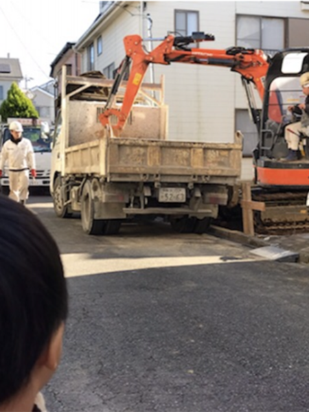 近くの工事現場に ショベルカーを見学 希望保育園